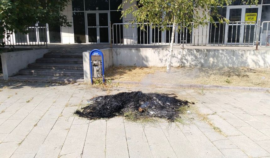 Uşak'ta bin bir umutla yapılan kentsel dönüşümdeki yığılı ve 2 aydır alınmayan otlar yandı