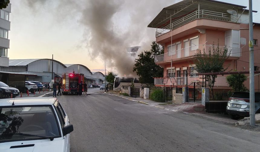 Uşak Kemalöz Pazaryerinin karşısındaki arsada duran midibüs aniden alev alıp yandı
