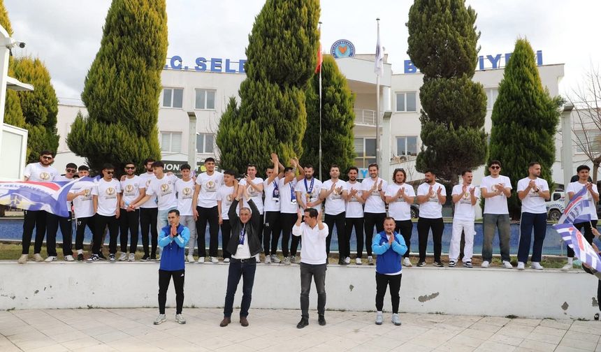 Selendi Belediyespor, 50'inci yıl için atkı ve forma satışı kampanyası başlattı