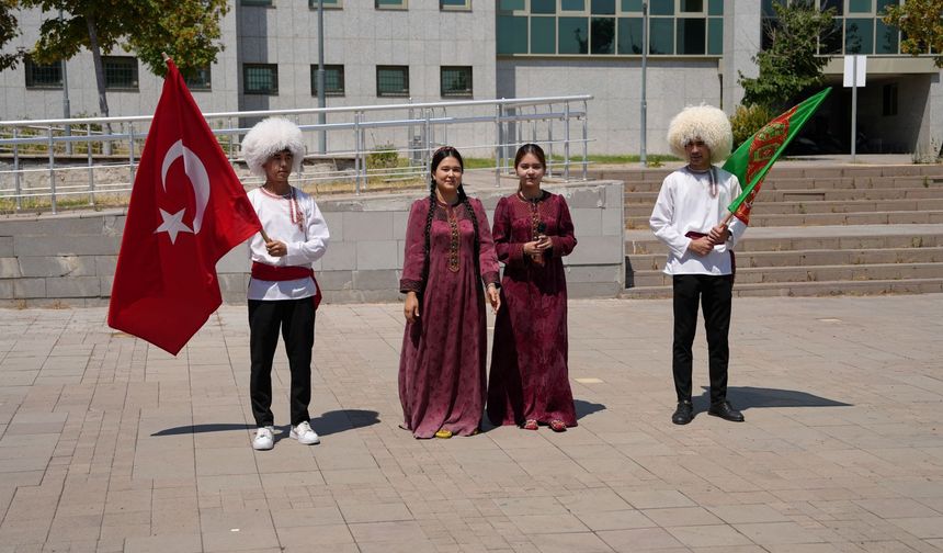 Farklı ülkelerden Uşak Üniversitesi'ne gelen öğrenciler için mezuniyet programı yapıldı