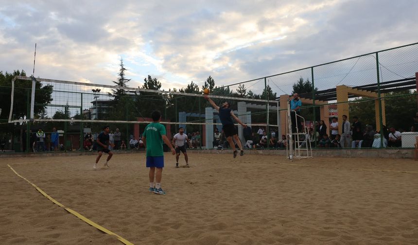 Uşak Atapark'ta kum voleybolu turnuvası düzenleniyor
