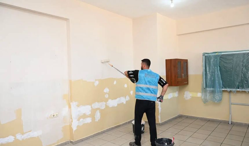Uşak TÜPRAG İmam Hatip ve İzzettin Çalışlar Lisesi'nde yeni eğitim yılı öncesi tadilat devam ediyor
