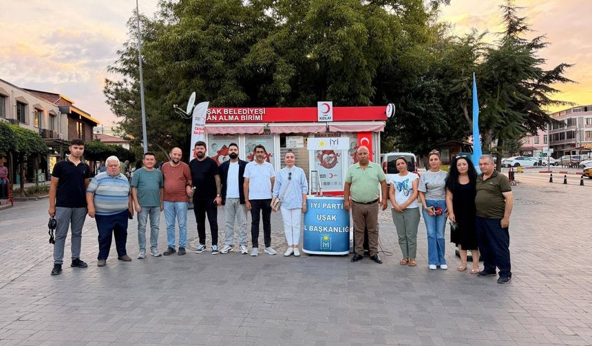 Uşak'ın İsmetepaşa Caddesi'nde stant açıp vatandaşla sorunları konuştular