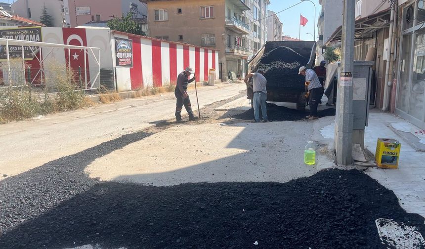 Eşme'de doğalgaz hattı nedeniyle bozulan yollar onarılıyor