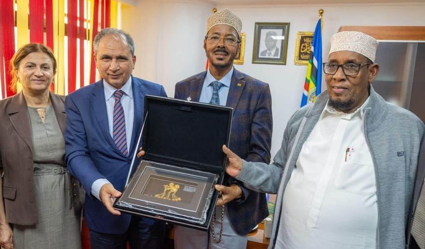 Uşak Milletvekili Güneş, Kenya'daki ziyarette Karun Hazineleri'nin en nadide parçasının benzerini hediye etti