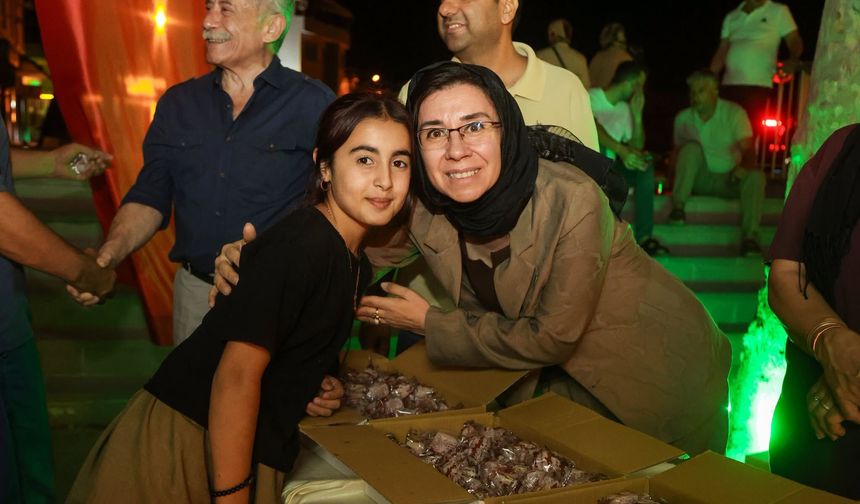 Uşak Belediye Başkan Vekili ve İGM Başkanı ile Meclis Üyeleri, Mevlid Kandili'nde vatandaşa lokum ikram etti