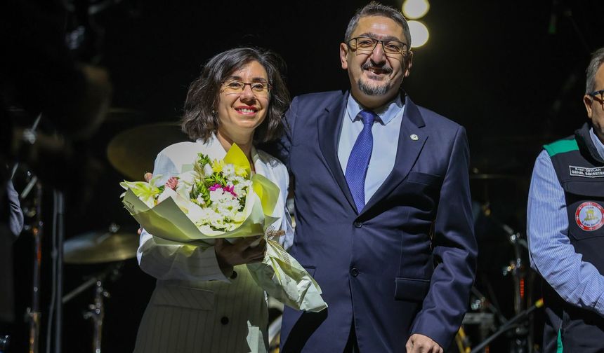Uşak Belediye Başkan Vekili Hatice Terekeci Özkan ve eşi Güven Özkan 22'inci evlilik yıldönümünü kutladılar