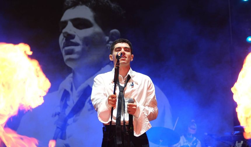 Mavi Gri Grubu, Uşak Millet Bahçesi'nde konser verdi
