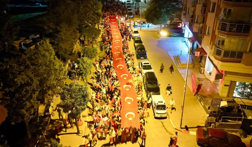 Uşak'ta dev Türk Bayrağıyla Fener Alayı yürüyüşü yapıldı