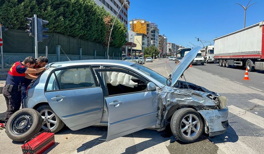 Uşak Gazi Bulvarı'ndaki trafik kazasında 4 kişi yaralandı