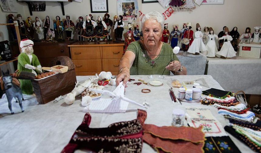 Emine Polat, 81 ili temsil eden bebekleriyle Yaşayan İnsan Hazinesi ünvanı aldı
