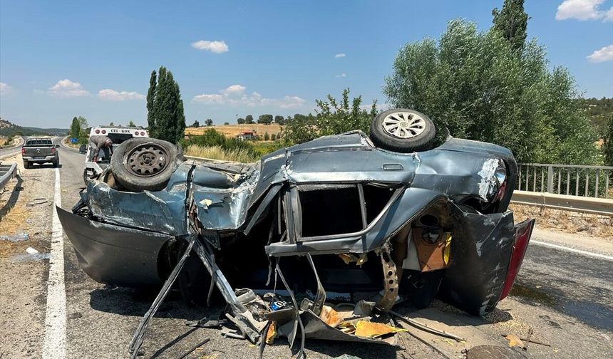 Uşak Yenierice'de takla atan otomobildeki 4 kişi yaralandı