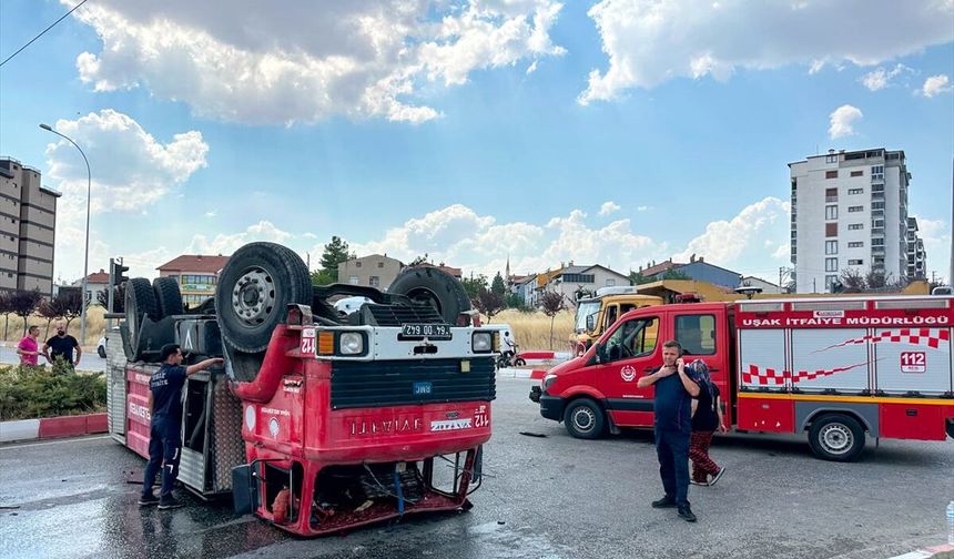 Uşak'ta ot yangınına giden itfaiye aracı kamyonla çarpışıp devrildi