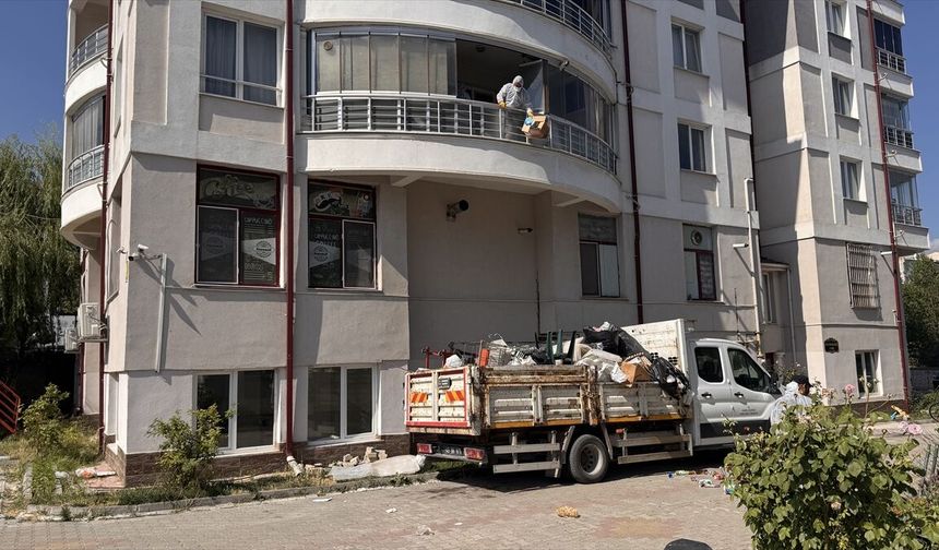 Kütahya Yunu Emre Mahallesi'ndeki emekli profesörün evinden kamyon kamyon çöp çıktı