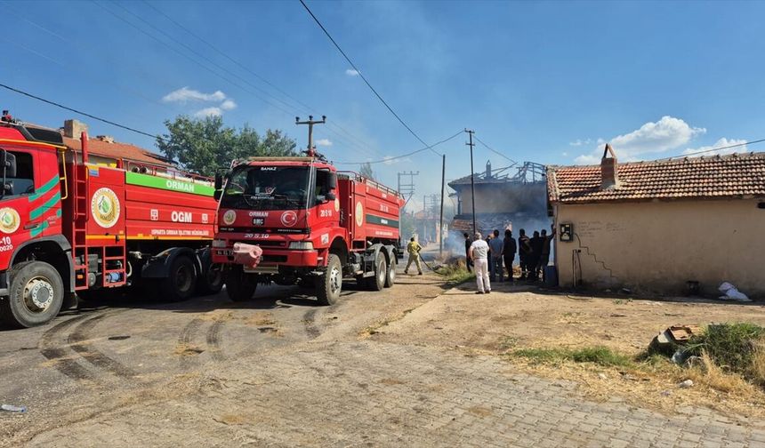 Uşak Banaz Susuz'da meydana gelen ev yangını, itfaiyenin müdahalesiyle söndürüldü