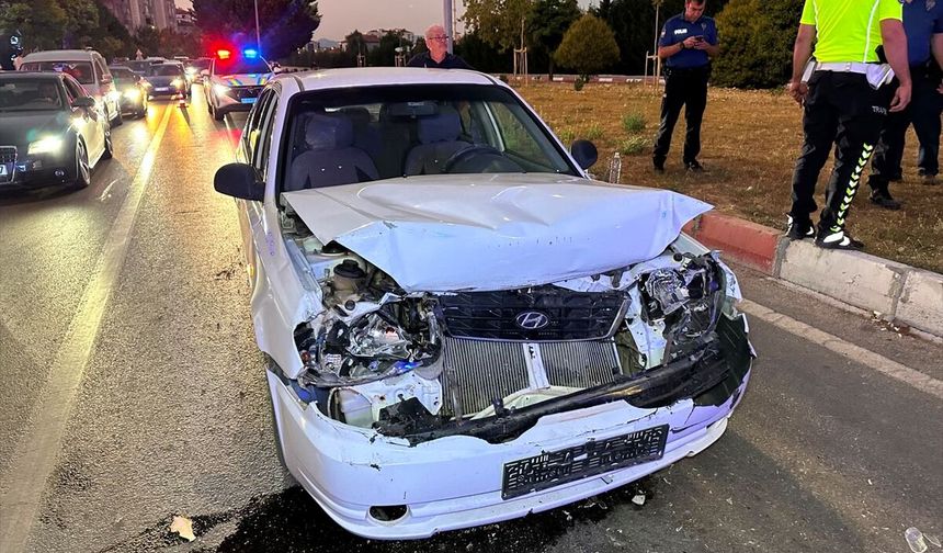 Uşak Orhan Dengiz Bulvarı'ndaki trafik ışıklarında kaza!