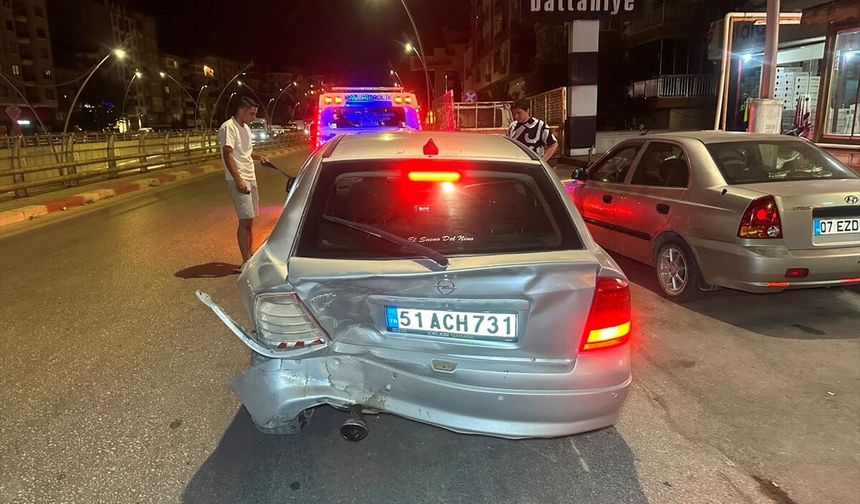 Uşak Kemalöz Mahallesi'nde kaza! 2'si çocuk 6 kişi yaralandı!