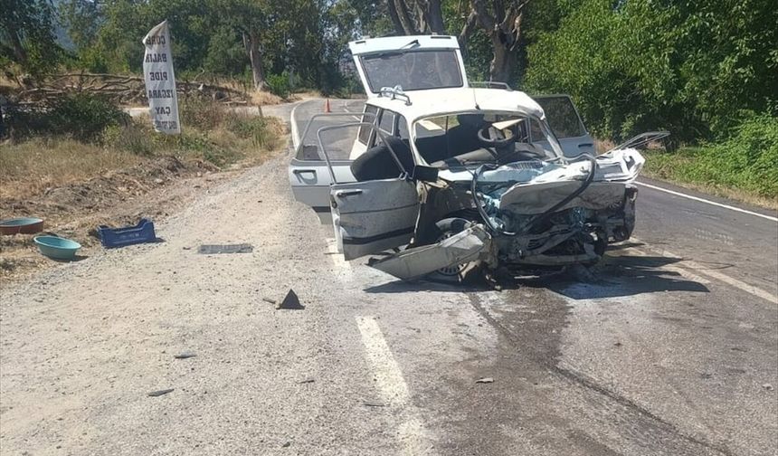 Demirci Söğütçük'te meydana gelen kazada 2 kişi hayatını kaybetti