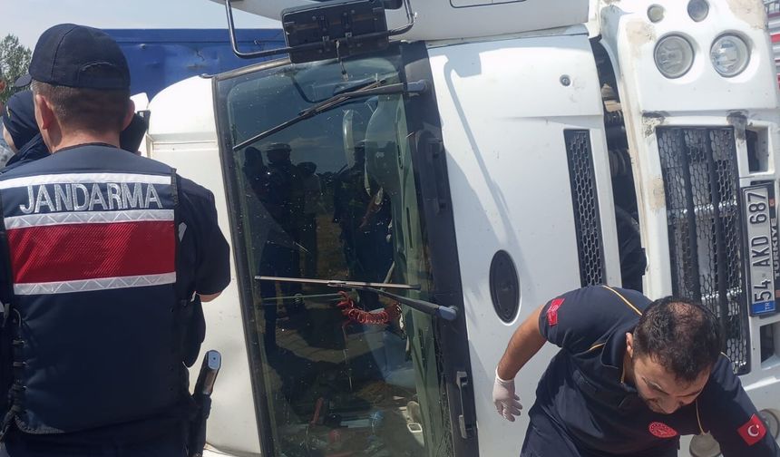 Gediz'de hurda yüklü kamyon devrildi! Hurda malzemeler yola saçıldı!
