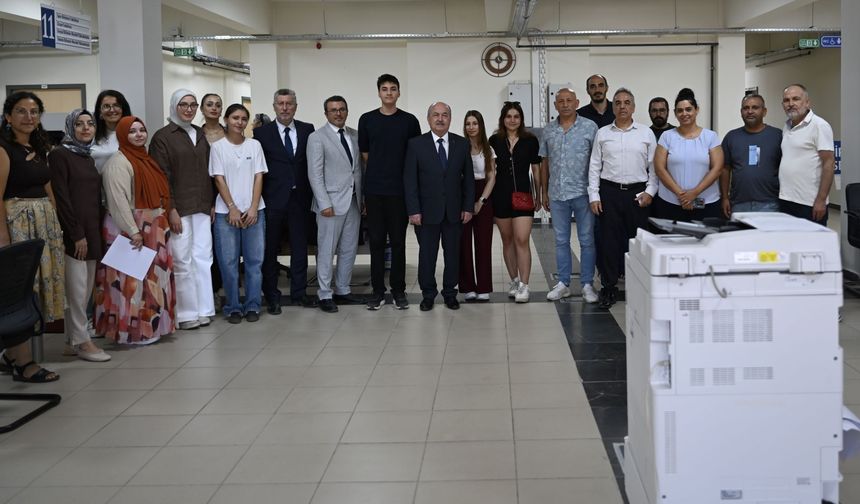Uşak Üniversitesi Rektörü Demir, yeni kayıt olan öğrencilerle görüştü