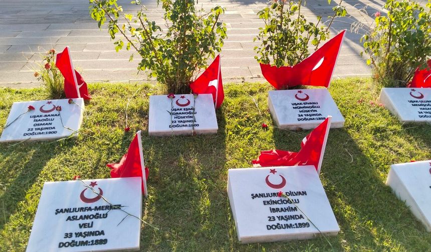 Dumlupınar Şehitliği'ne yoğun bir ziyaretçi akını oldu