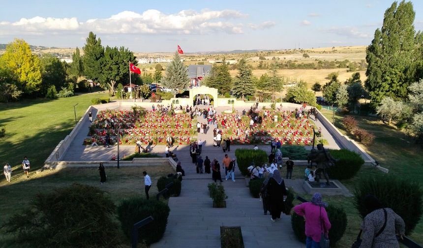 Uşak, Kütahya ve Afyon başta olmak üzere tüm illerden Dumlupınar Şehitliğine yoğun ziyaretçi akını!