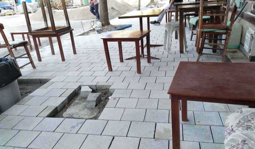 Uşak'ın göbeğindeki çalışma Anıtlar Kurulu'nun küçük taş kullanım zorunluluğu nedeniyle de uzadı