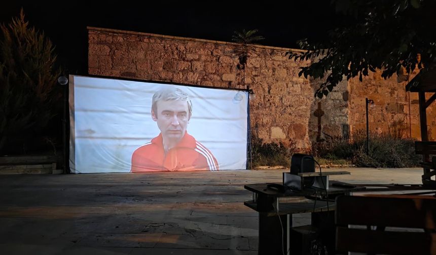 Uşak'ta köklü bir sinema kültürüne sahip olan İnay'da ücretsiz film gösterimleri yaz gecelerine renk katıyor