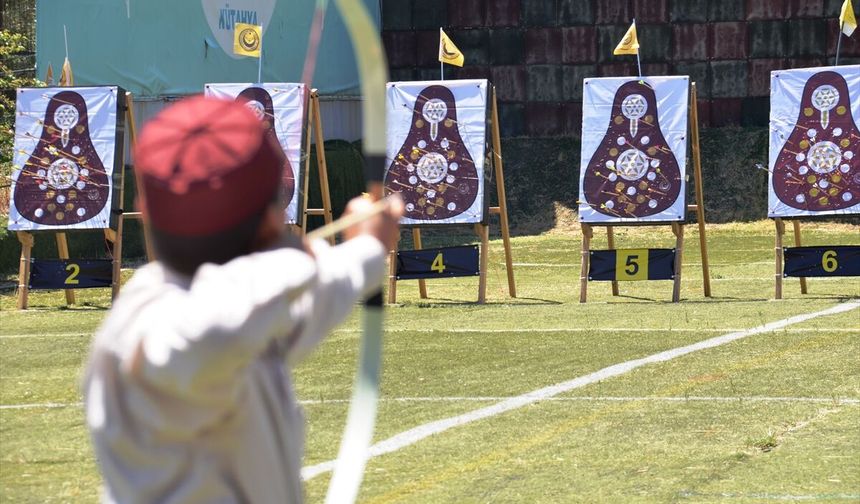 Kütahya Okmeydanı'nda yapılan turnuvaya katılan okçular, kıyasıya mücadele etti