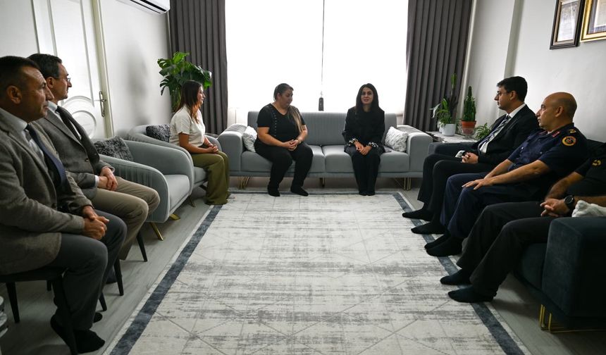 Uşak Valisi ve eşi, şehit Halit Zilani Çelik'in ailesini ziyaret etti