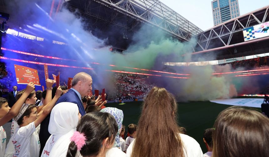 Cumhurbaşkanı Erdoğan, Galatasaray stadında düzenlenen TÜGVA Yaz Okulları Finali'nde gençlere seslendi