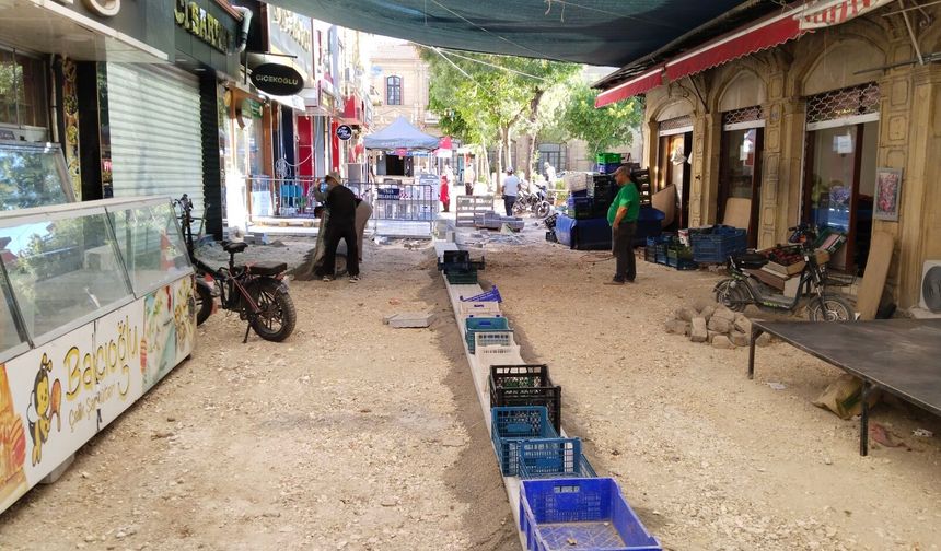Uşak'ın göbeğinde ve tozlanmaya yol açan işin belirtilen sürede bitmesini istiyorlar!