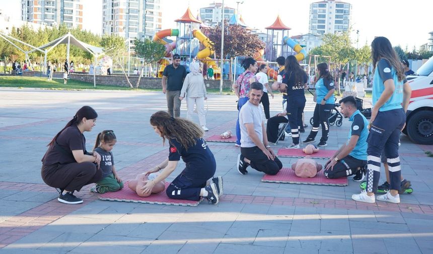 Uşak'ın en işlek yeri Atapark'ta hayat kurtaran eğitim