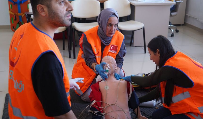Uşak'taki 112 sağlık ekiplerine yönelik uygulamalı eğitimler devam ediyor