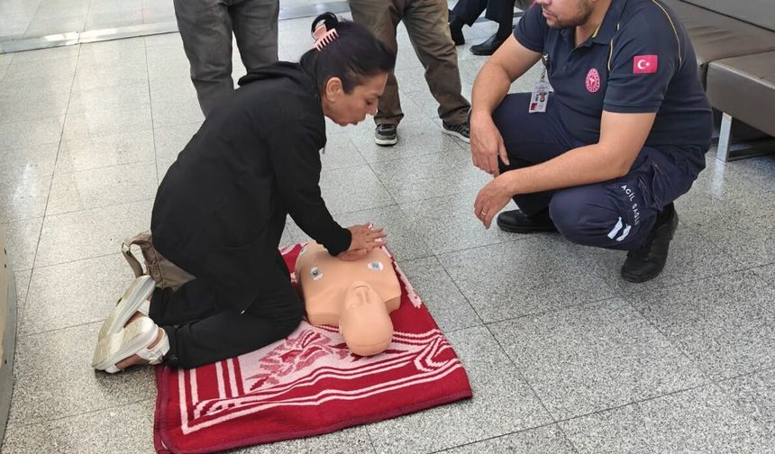Uşak Eğitim ve Araştırma Hastanesi'nde hasta ve yakınlarına ilk yardımı öğrettiler