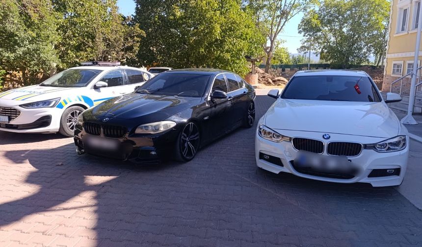 Banaz'da drift atan 2 BMW otomobil saklandıkları yerden alınarak emniyete çekildi