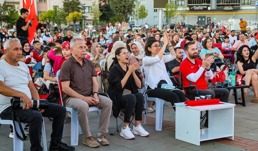 Uşak Belediye Başkan Vekili Özkan, Milli heyecanı vatandaşla birlikte yaşadı