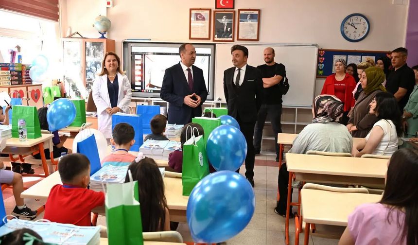 Uşak Gazi Mustafa Kemal İlkokulu'nda uyum eğitimi alan öğrencileri ziyaret etti