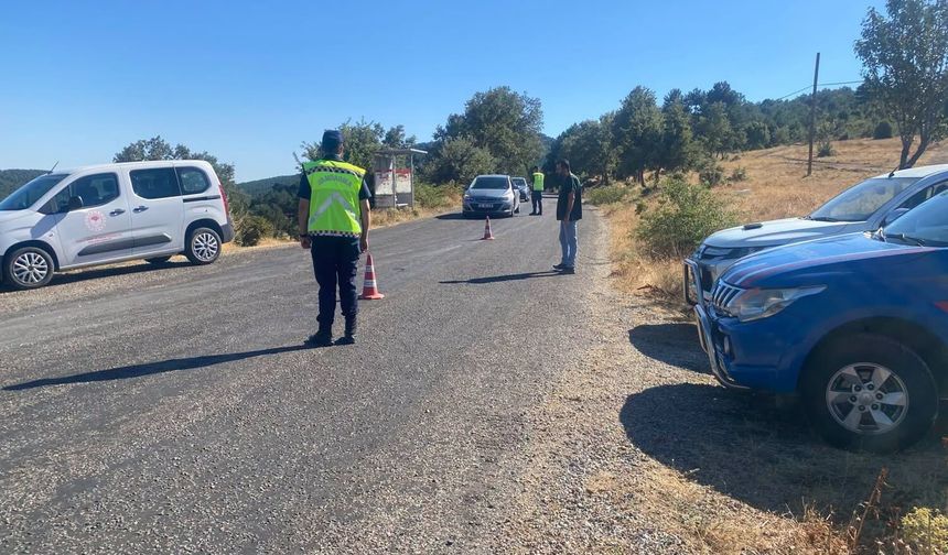 Uşak'ın sınır illerinden gelen küçük ve büyükbaş hayvanlar, salgın riskine karşı detaylı olarak inceleniyor