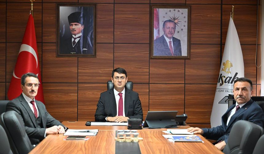 Uşak Valisi Kartal, sosyal hizmetlerin değerlendirildiği toplantıya katıldı