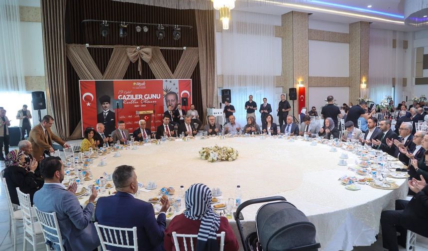 Uşak'taki gaziler ve şehit aileleriyle yemekte buluştu