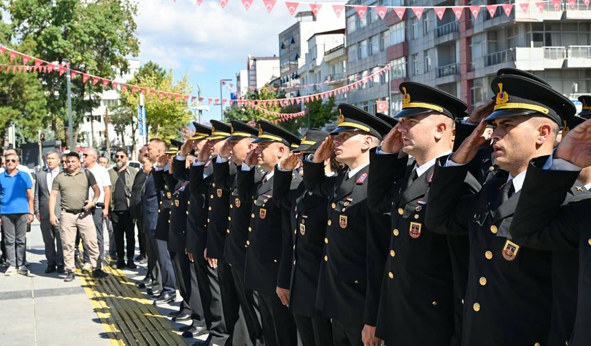 Uşak'ta 19 Eylül Gaziler Günü nedeniyle Atatürk Anıtına çelenk kondu