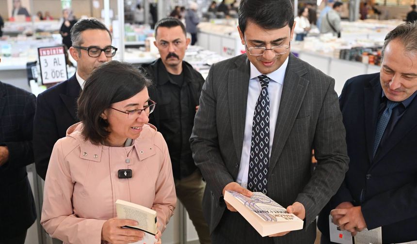 Uşak Valisi Kartal, Uşak 2'inci Kitap Fuarı'nda incelemelerde bulundu