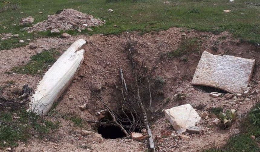 Uşak'ta definecilerin iş makinesiyle girdiği Külköy'deki yeraltı kentinin turizme kazandırılması isteniyor