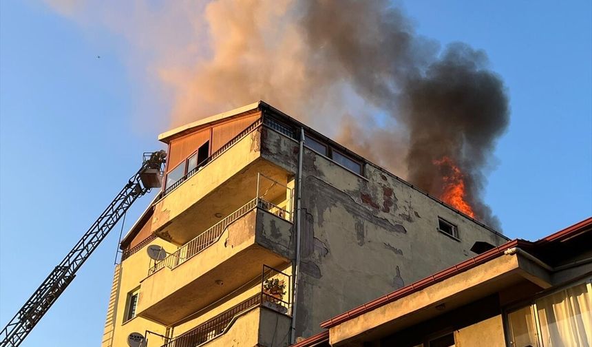 Uşak Banaz Başaran Caddesi'nde 6 katlı binada yangın