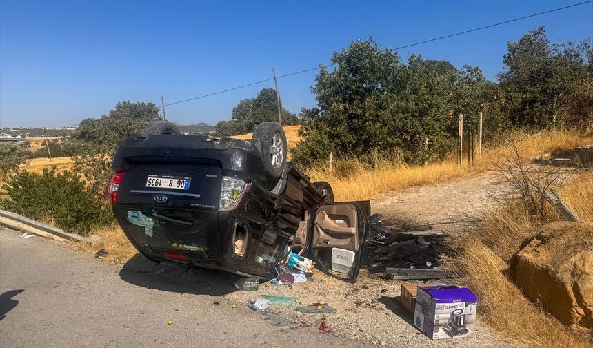 Uşak Banaz'da yol kenarındaki taşa çarpan otomobil takla attı