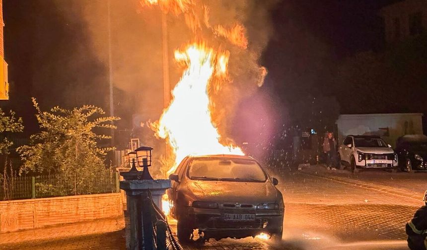 Uşak Kemalöz'de park halinde bulunan otomobil yandı