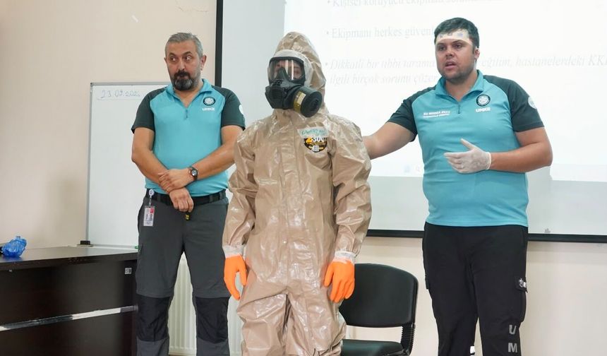 Uşak'taki UMKE ekiplerine afetzedelere yaklaşım ve diğer konularda eğitim verildi