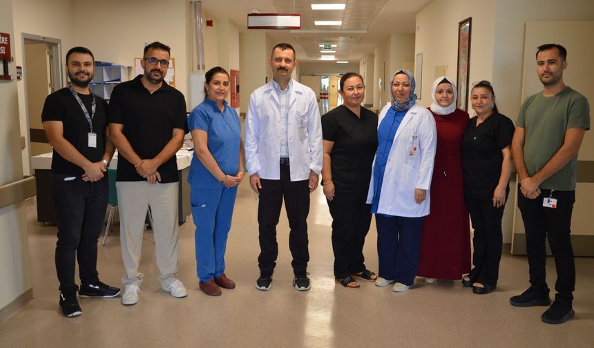 Uşak Eğitim ve Araştırma Hastanesi'nde fizik tedavi alan hastaları ve personeli ziyaret etti