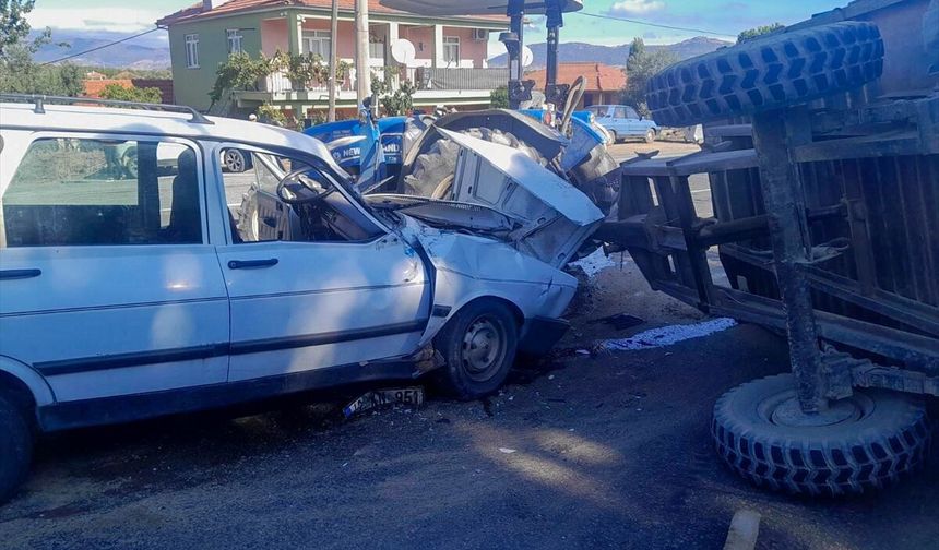 Uşak'ın Eşme ilçesinde manevra yapan traktöre çarpan otomobilin sürücüsü yaralandı